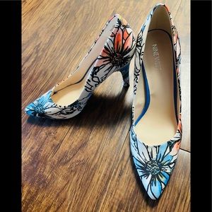 Nine West floral pump